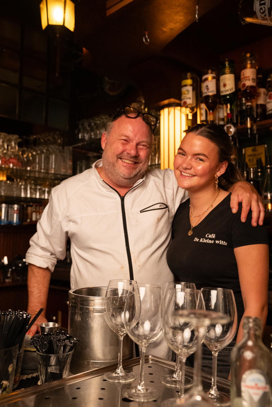 Het team achter de bar van Café De Kleine Witte