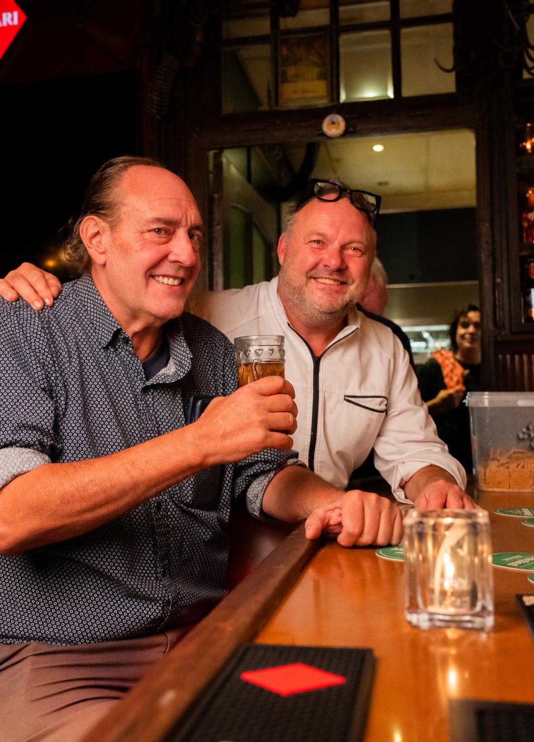 Gezelligheid aan de bar van Café De Kleine Witte